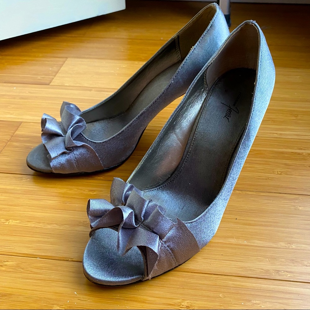 Jacqueline Ferrar Shimmery Gray Heels